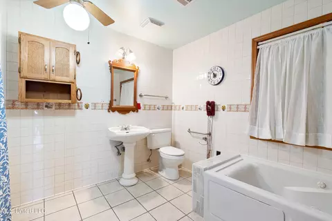 Bath - 7411 Peyton Rd, Coldwater, MS 38618 photo 2 of 2