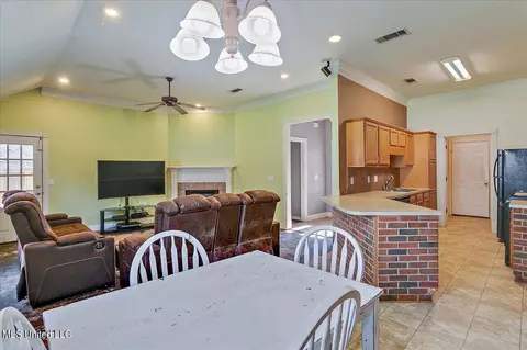 Dining - 653 Post Oak Pl, Pearl, MS 39208 photo 2 of 2