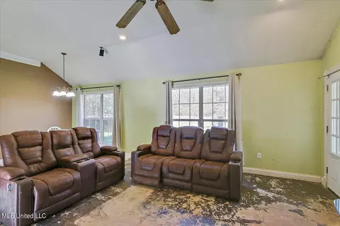 Living - 653 Post Oak Pl, Pearl, MS 39208 photo 3 of 4