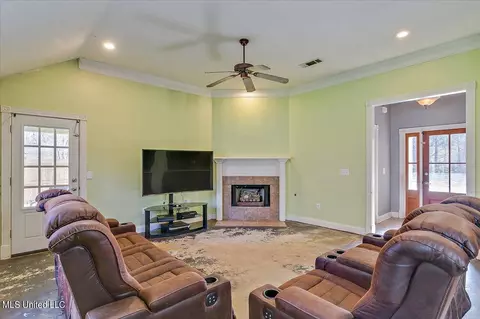 Living - 653 Post Oak Pl, Pearl, MS 39208 photo 4 of 4