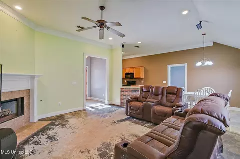 Living - 653 Post Oak Pl, Pearl, MS 39208 photo 2 of 4