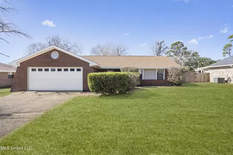 747 Live Oak Dr, Biloxi, MS 39532