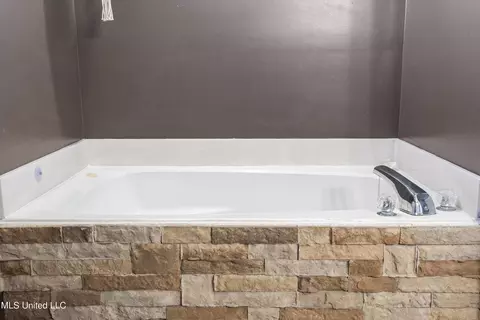 Bath - 4596 Bolin Rd, Hernando, MS 38632 photo 3 of 4