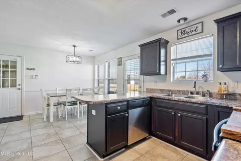 Kitchen - 4596 Bolin Rd, Hernando, MS 38632 photo 2 of 4