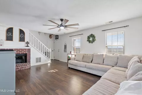 Living - 4596 Bolin Rd, Hernando, MS 38632 photo 2 of 2
