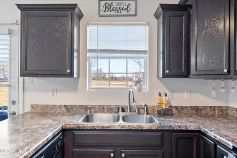 Kitchen - 4596 Bolin Rd, Hernando, MS 38632 photo 4 of 4
