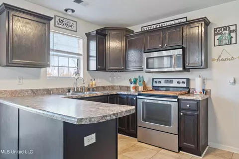 Kitchen - 4596 Bolin Rd, Hernando, MS 38632 photo 3 of 4
