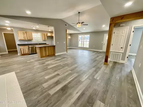 Living - 1115 SE 5th St, Magee, MS 39111 photo 2 of 4
