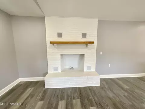 Living - 1115 SE 5th St, Magee, MS 39111 photo 3 of 4