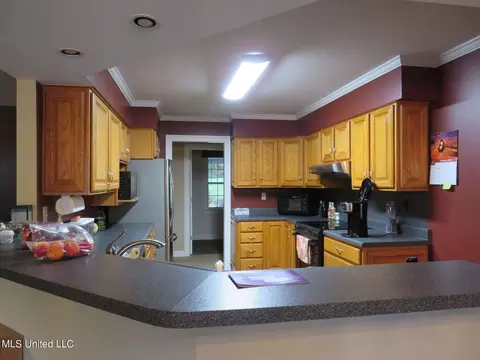 Kitchen - 507 N Thunderbird Dr, Hernando, MS 38632 photo 2 of 3