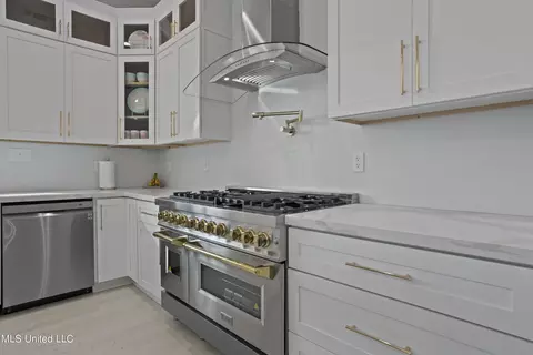 Kitchen - 107 Keller Beach Ave, Biloxi, MS 39530 photo 4 of 6