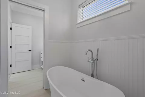 Bath - 107 Keller Beach Ave, Biloxi, MS 39530 photo 8 of 9