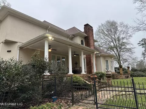 Exterior - 203 NE Oak Hill Dr, Brookhaven, MS 39601 photo 4 of 9