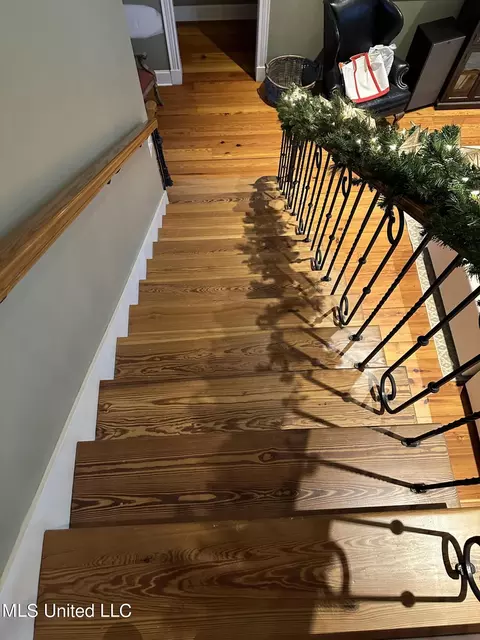 Entry Way - 203 NE Oak Hill Dr, Brookhaven, MS 39601 photo 2 of 4