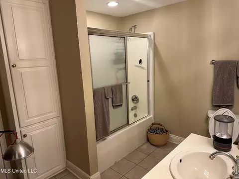 Bath - 203 NE Oak Hill Dr, Brookhaven, MS 39601 photo 1 of 5