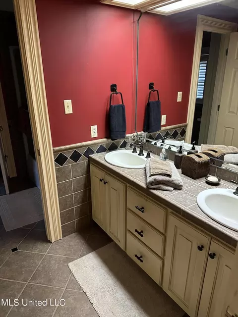 Bath - 203 NE Oak Hill Dr, Brookhaven, MS 39601 photo 4 of 5