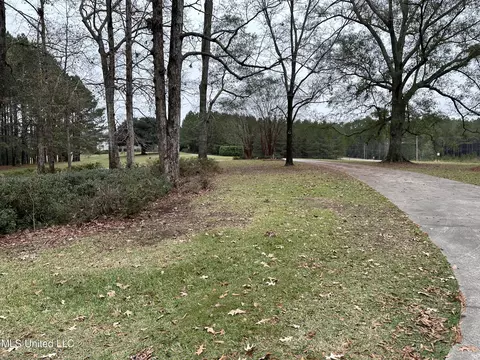 Exterior - 203 NE Oak Hill Dr, Brookhaven, MS 39601 photo 2 of 9