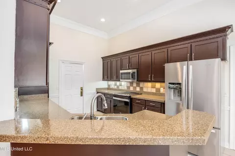 Kitchen - 411 Brighton Ct, Brandon, MS 39047 photo 2 of 4