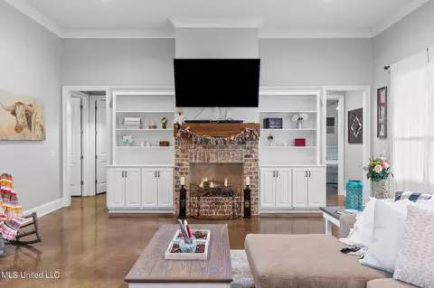 Living - 316 Stump Ridge Rd, Brandon, MS 39047 photo 2 of 6