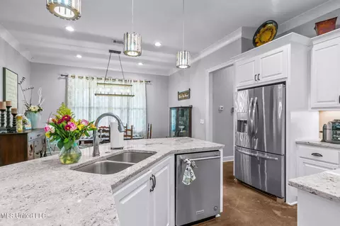 Kitchen - 316 Stump Ridge Rd, Brandon, MS 39047 photo 8 of 10