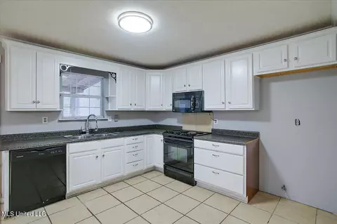 Kitchen - 100 Sandy Hills Rd, Brandon, MS 39047 photo 2 of 5