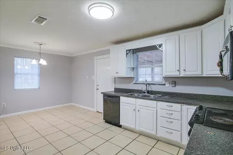 Kitchen - 100 Sandy Hills Rd, Brandon, MS 39047 photo 3 of 5