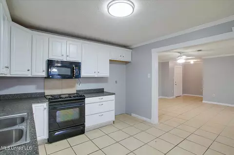 Kitchen - 100 Sandy Hills Rd, Brandon, MS 39047 photo 4 of 5