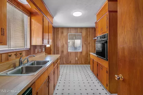 Kitchen - 219 E Jackson St, Ridgeland, MS 39157 photo 1 of 4