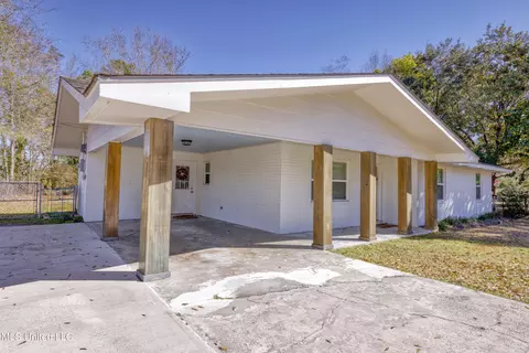 448 Sandy St, Waveland, MS 39576