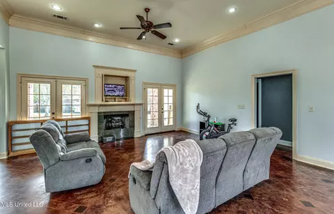 Living - 116 Stonebrook Dr, Florence, MS 39073 photo 2 of 3