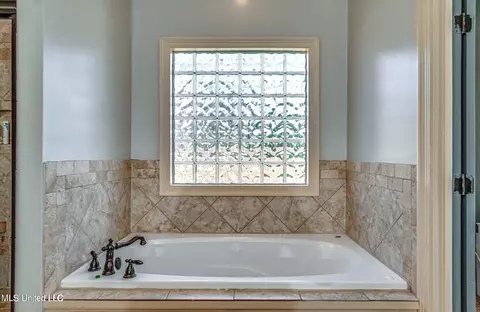 Bath - 116 Stonebrook Dr, Florence, MS 39073 photo 2 of 4