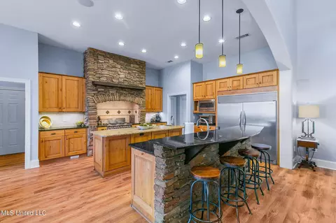 Kitchen - 887 Westerly Dr, Brandon, MS 39042 photo 2 of 11