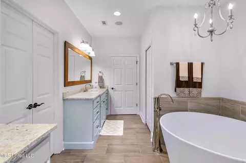 Bath - 887 Westerly Dr, Brandon, MS 39042 photo 4 of 9
