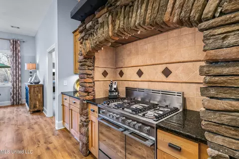 Kitchen - 887 Westerly Dr, Brandon, MS 39042 photo 10 of 11