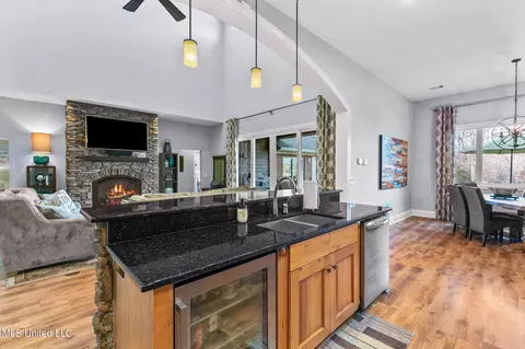 Kitchen - 887 Westerly Dr, Brandon, MS 39042 photo 9 of 11