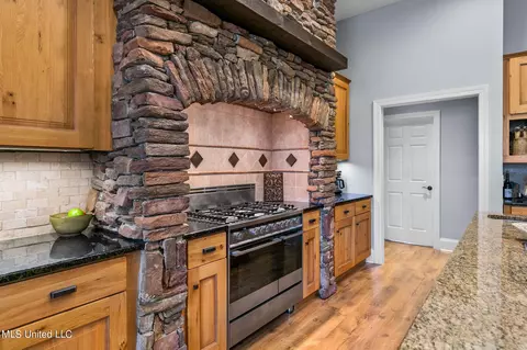 Kitchen - 887 Westerly Dr, Brandon, MS 39042 photo 5 of 11