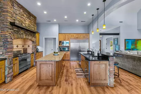 Kitchen - 887 Westerly Dr, Brandon, MS 39042 photo 3 of 11