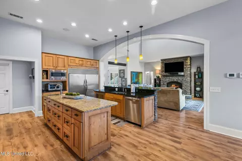 Kitchen - 887 Westerly Dr, Brandon, MS 39042 photo 4 of 11