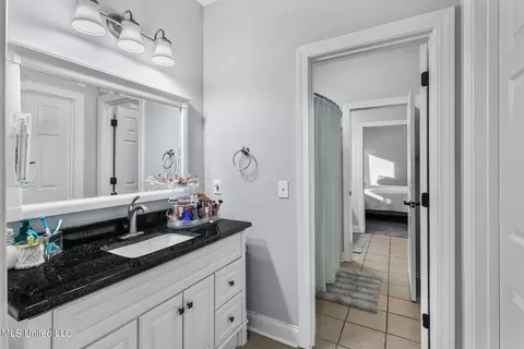 Bath - 887 Westerly Dr, Brandon, MS 39042 photo 6 of 9