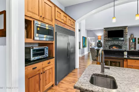 Kitchen - 887 Westerly Dr, Brandon, MS 39042 photo 6 of 11