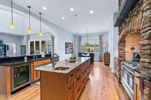 Kitchen - 887 Westerly Dr, Brandon, MS 39042 photo 7 of 11