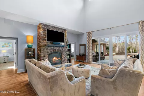 Living - 887 Westerly Dr, Brandon, MS 39042 photo 1 of 9
