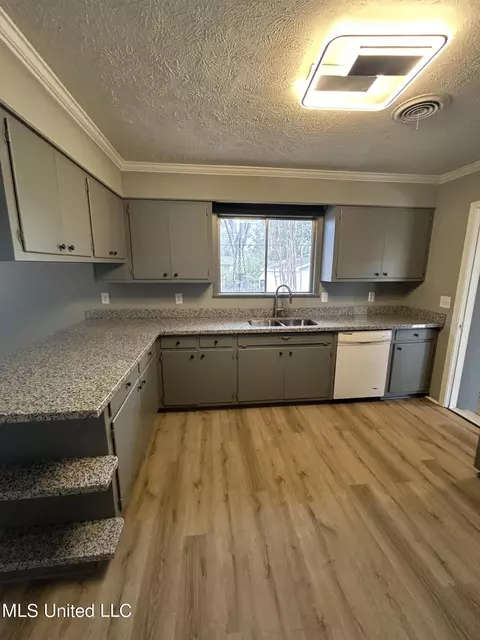 Kitchen - 5032 Ashley Dr, Jackson, MS 39211 photo 4 of 6