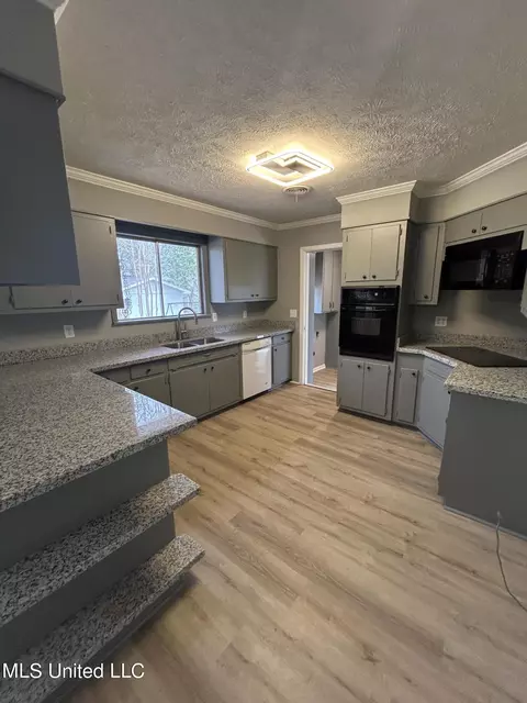 Kitchen - 5032 Ashley Dr, Jackson, MS 39211 photo 5 of 6
