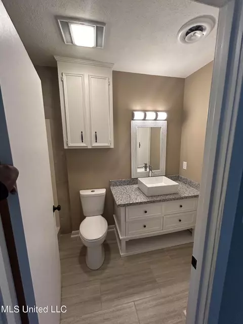 Bath - 5032 Ashley Dr, Jackson, MS 39211 photo 1 of 6