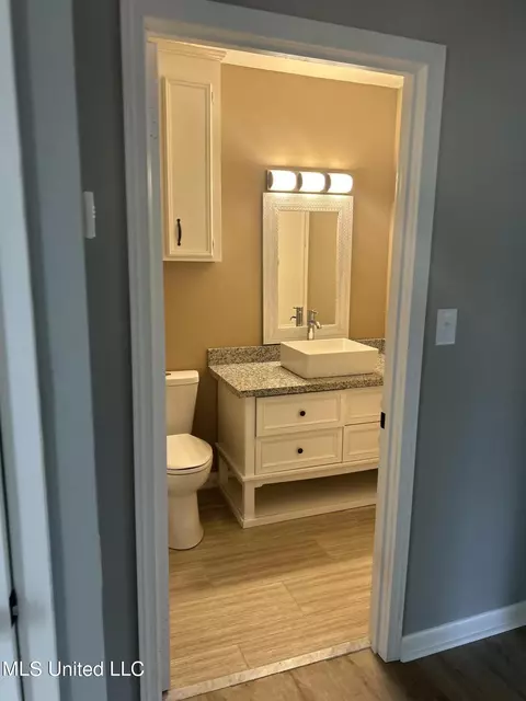 Bath - 5032 Ashley Dr, Jackson, MS 39211 photo 2 of 6