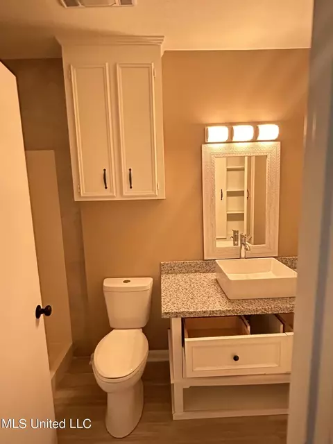 Bath - 5032 Ashley Dr, Jackson, MS 39211 photo 3 of 6