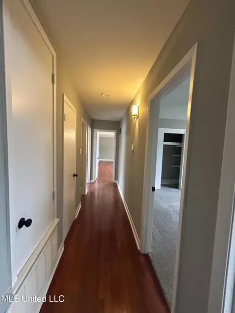 Entry Way - 5032 Ashley Dr, Jackson, MS 39211 photo 3 of 4