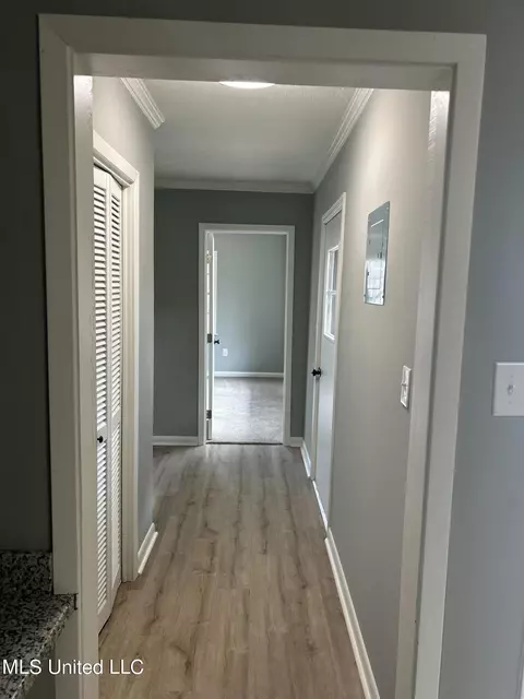 Entry Way - 5032 Ashley Dr, Jackson, MS 39211 photo 1 of 4