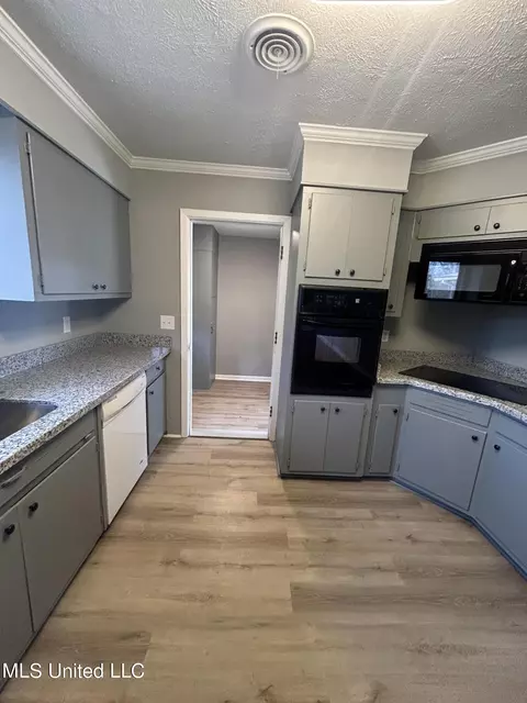 Kitchen - 5032 Ashley Dr, Jackson, MS 39211 photo 3 of 6
